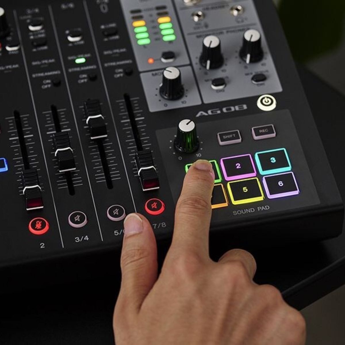 Mesa de Som Yamaha Mixer AG08 com Interface USB - Preta