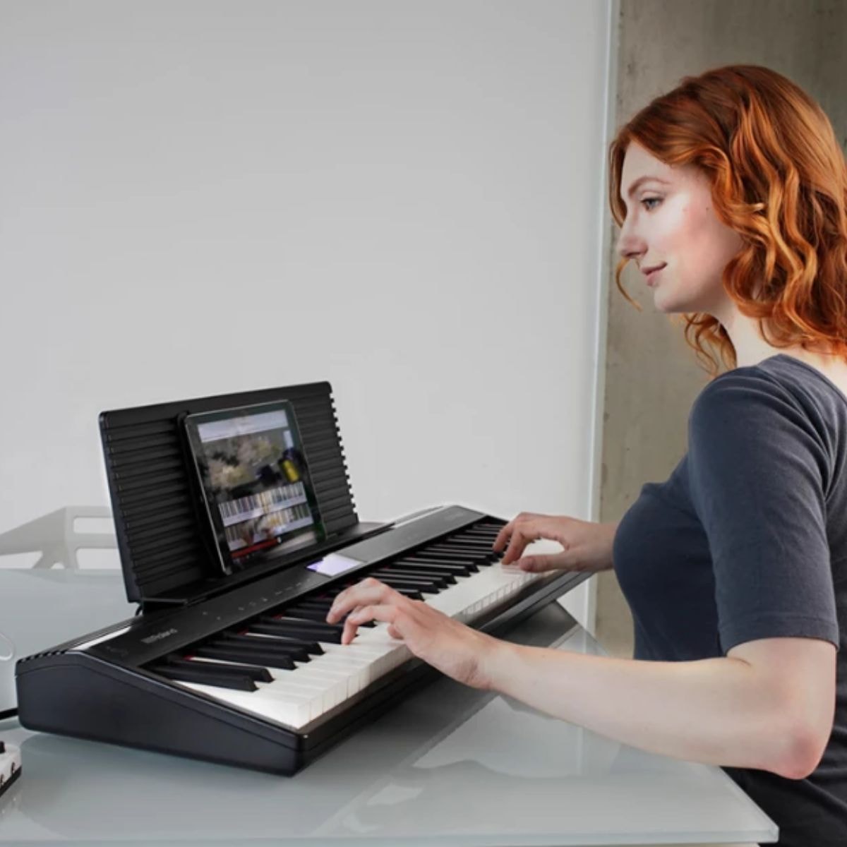 Piano Digital Roland Go61P com 61 Teclas Sensíveis Preto Made in