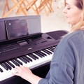 Piano Digital Yamaha DGX-670 com 88 Teclas - Preto