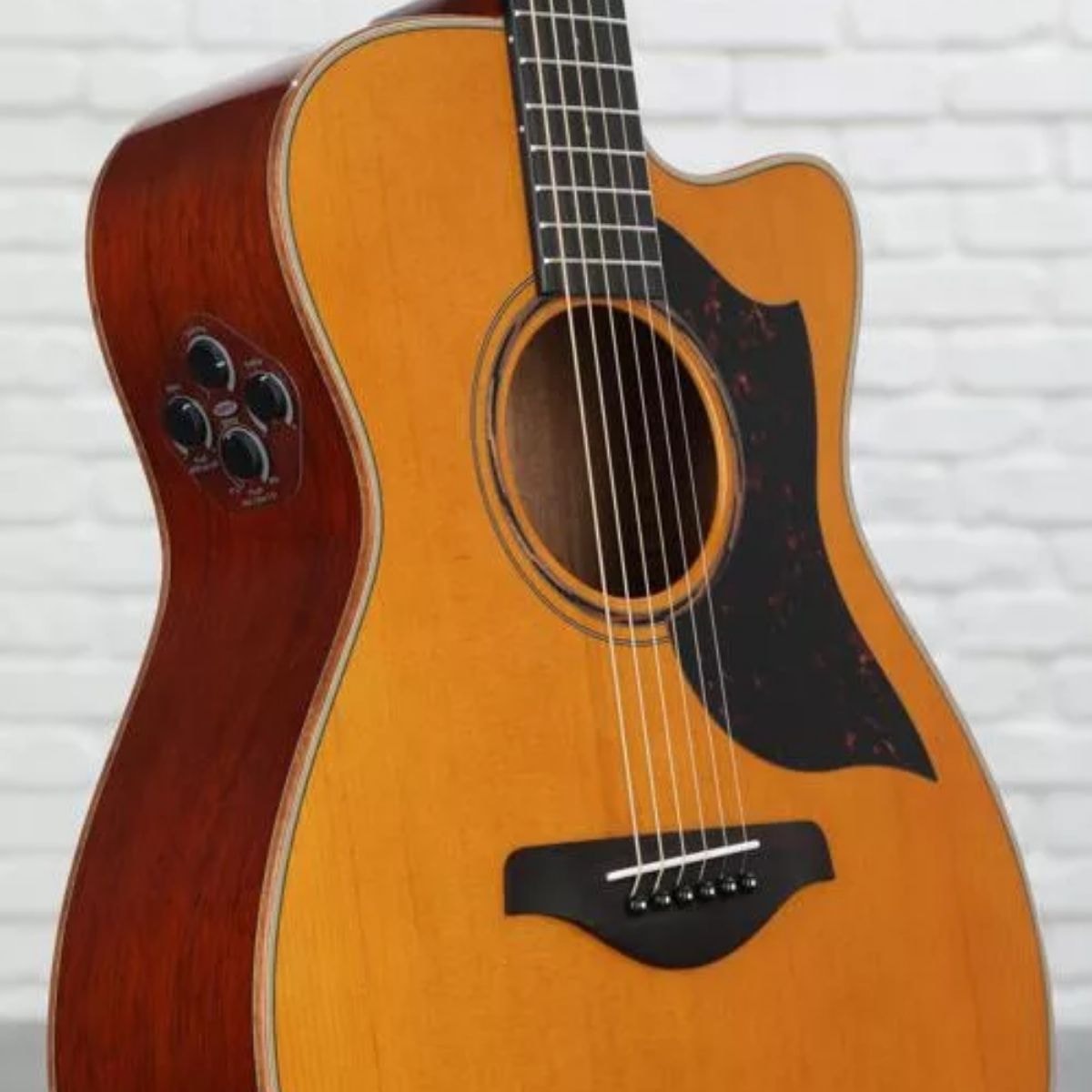 Violão Eletroacúistico Jumbo Yamaha AC1M ARE Spruce Maciço