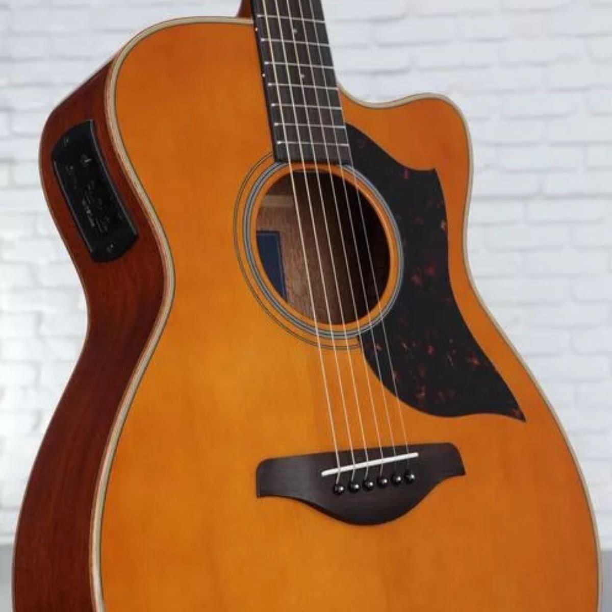 Violão Eletroacúistico Jumbo Yamaha AC1M Spruce e Afinador
